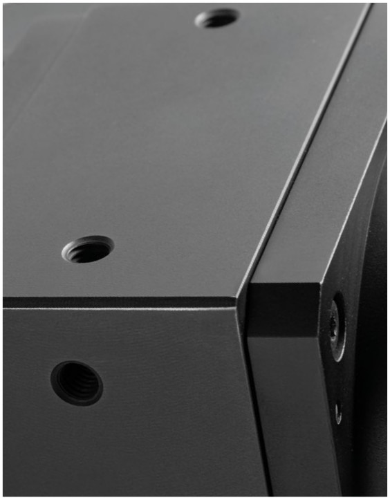 镜头的 3 个侧面配有 M6 螺纹孔,无需夹具即可实现多个镜头表面的直接安装。