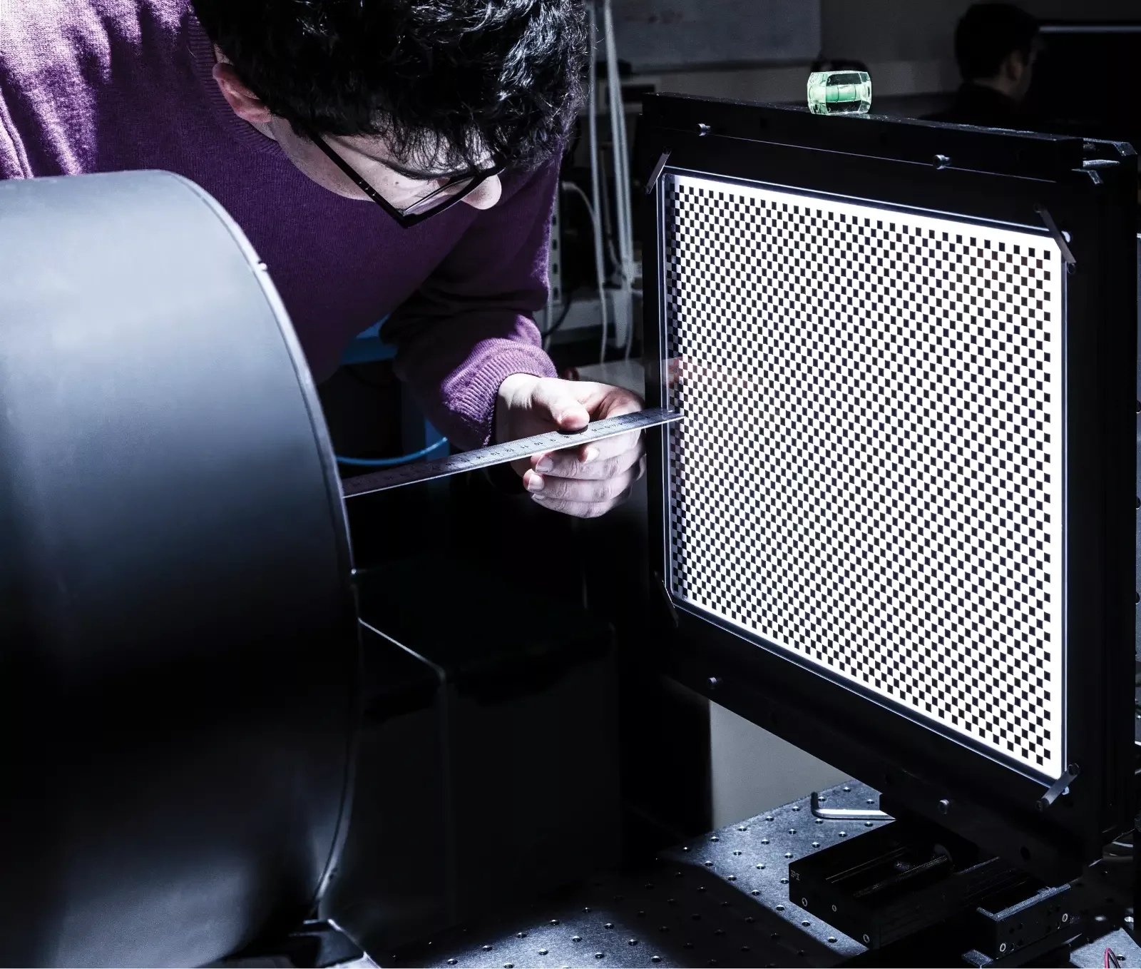 我们特别设计的光学测试平台能使我们测量到高达500 lp/mm的CTF（对比传递函数）和精度达0.01%的畸变。场曲率、镜头校准、后焦距和焦距的测量精度均达到0.05%。