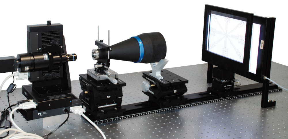 我们特别设计的光学测试平台能使我们测量到高达500 lp/mm的CTF（对比传递函数）和精度达0.01%的畸变。场曲率、镜头校准、后焦距和焦距的测量精度均达到0.05%。